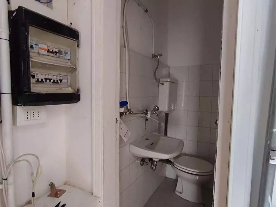 Immagine 14 di Negozio in affitto  in Via delle bandiere  42 a Livorno