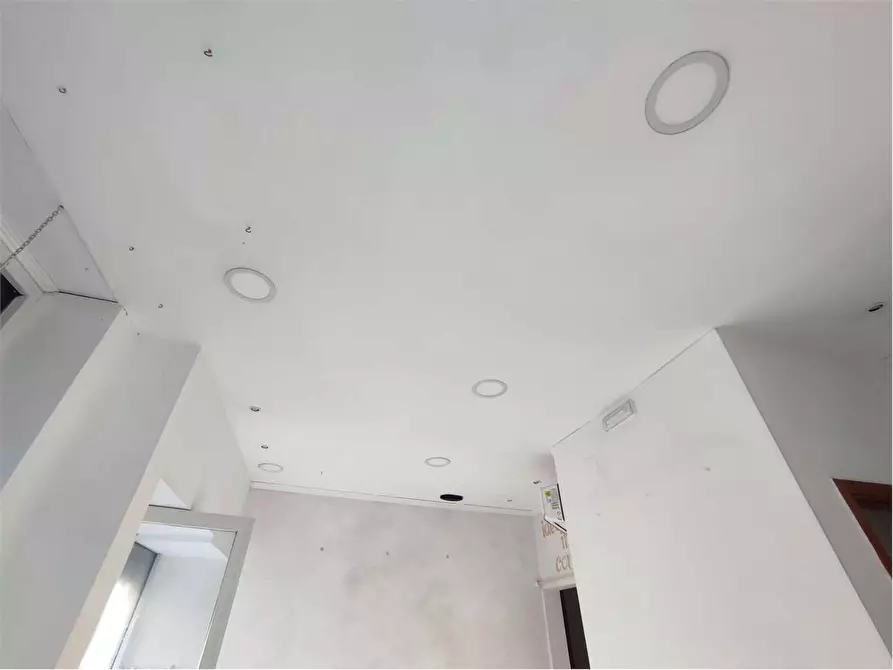 Immagine 15 di Negozio in affitto  in Via delle bandiere  42 a Livorno