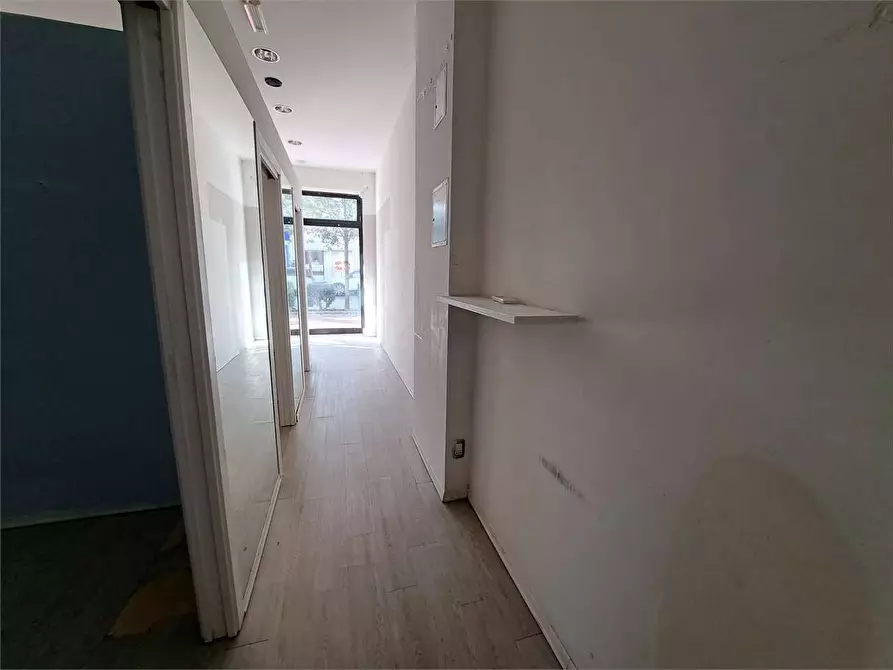 Immagine 1 di Negozio in affitto  in Viale della libertà  51 a Livorno