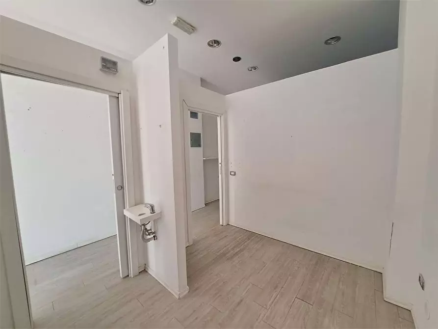 Immagine 4 di Negozio in affitto  in Viale della libertà  51 a Livorno