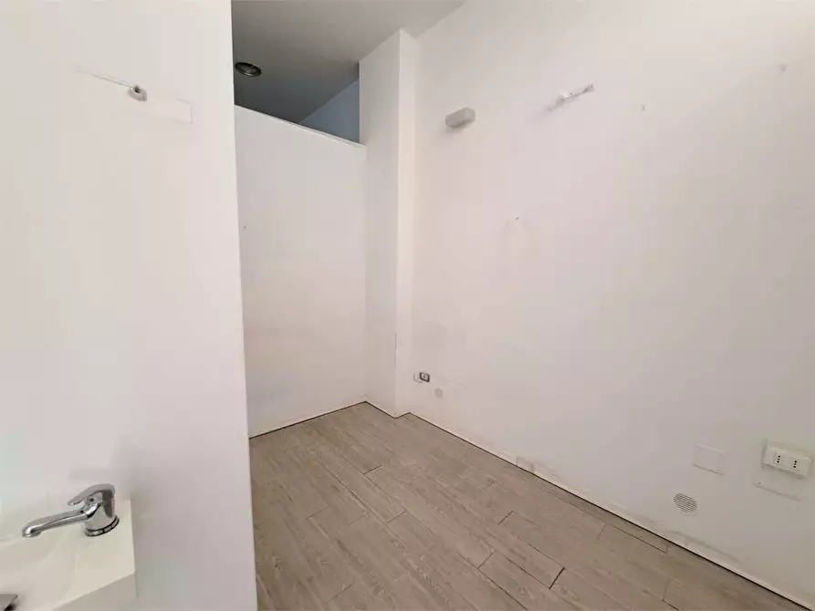 Immagine 5 di Negozio in affitto  in Viale della libertà  51 a Livorno