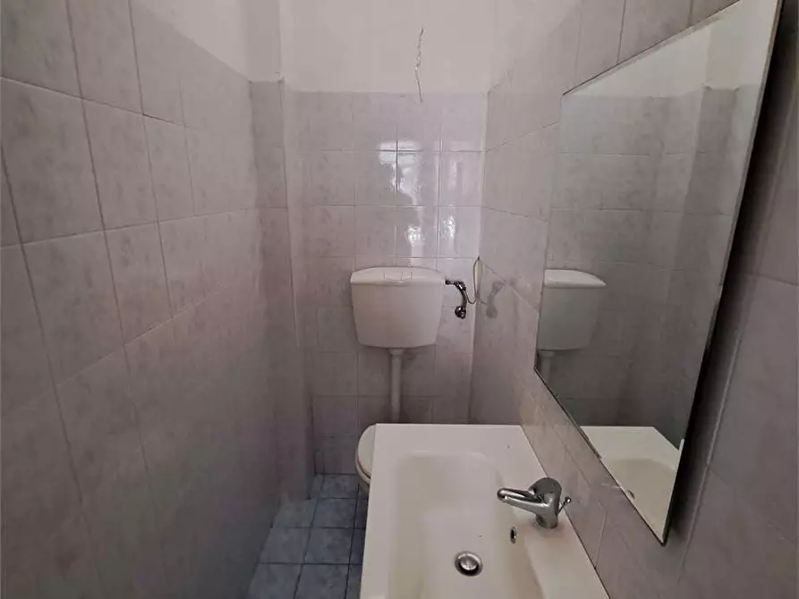 Immagine 7 di Negozio in affitto  in Viale della libertà  51 a Livorno