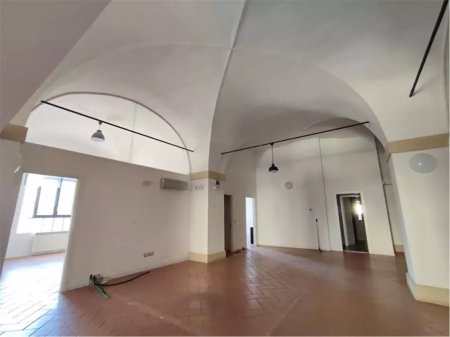 Immagine 1 di Ufficio in affitto  in SCALI DOGANA D'ACQUA a Livorno