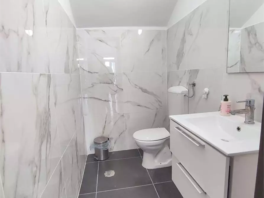 Immagine 16 di Negozio in vendita  in Via Maggi  a Livorno