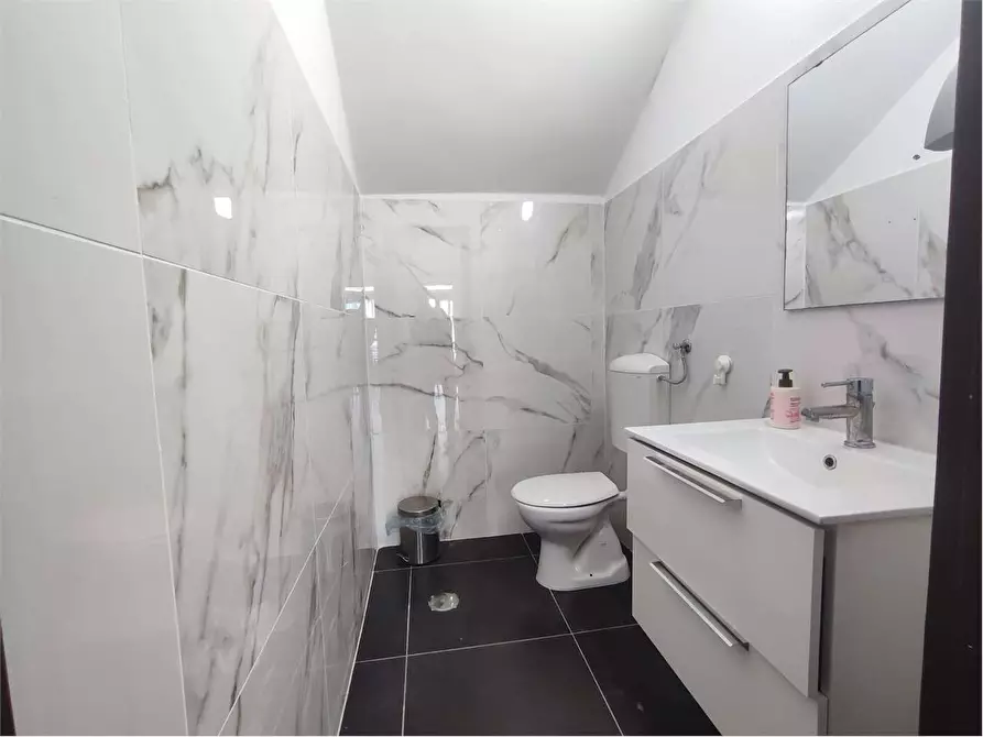 Immagine 13 di Negozio in vendita  in Via Maggi  a Livorno