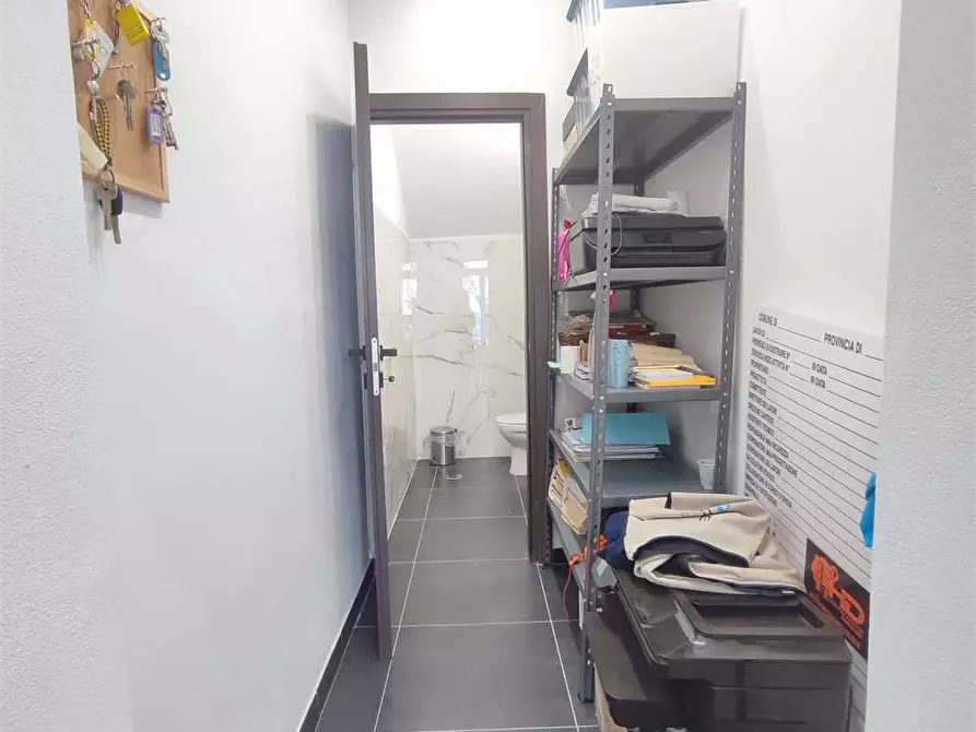 Immagine 14 di Negozio in vendita  in Via Maggi  a Livorno