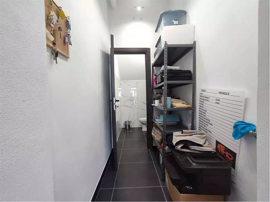 Immagine 15 di Negozio in vendita  in Via Maggi  a Livorno