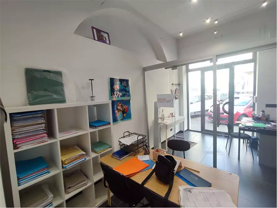 Immagine 9 di Negozio in vendita  in Via Maggi  a Livorno