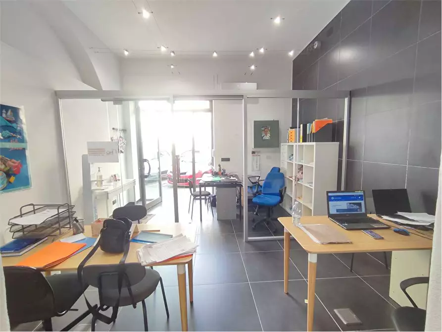 Immagine 10 di Negozio in vendita  in Via Maggi  a Livorno