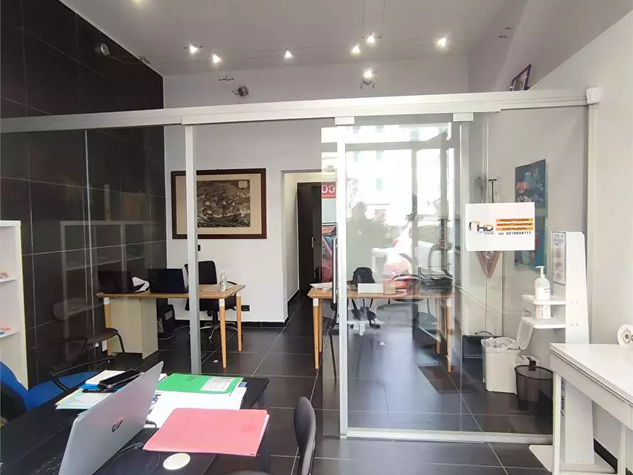 Immagine 11 di Negozio in vendita  in Via Maggi  a Livorno