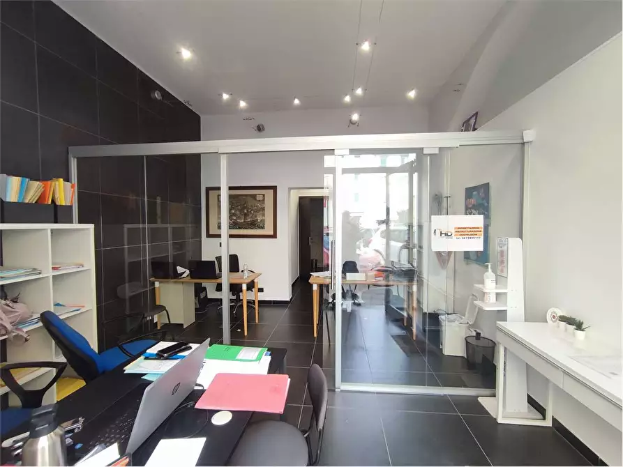 Immagine 2 di Negozio in vendita  in Via Maggi  a Livorno