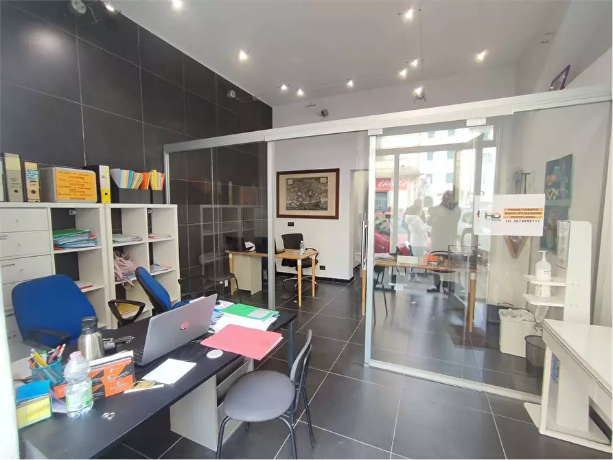 Immagine 1 di Negozio in vendita  in Via Maggi  a Livorno