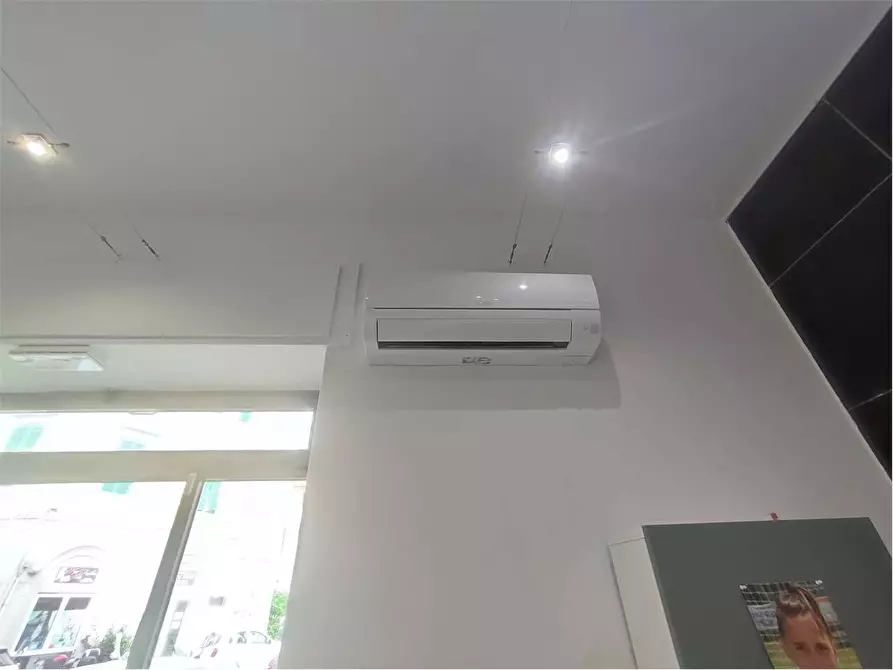 Immagine 12 di Negozio in vendita  in Via Maggi  a Livorno