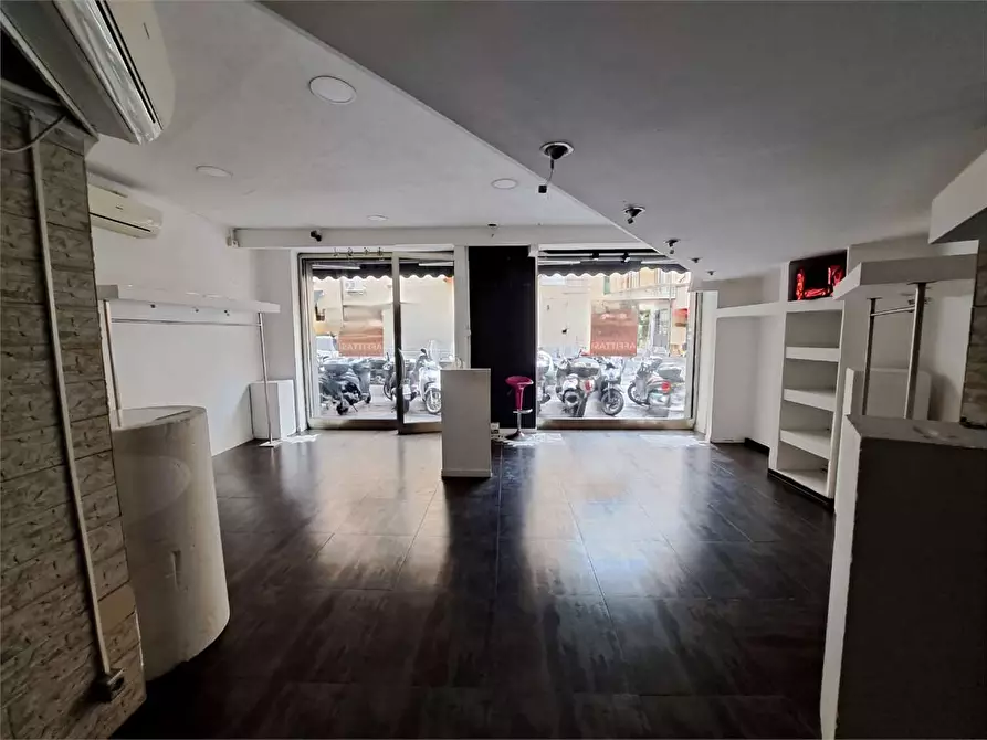 Immagine 1 di Negozio in affitto  in Via Cambini  15 a Livorno