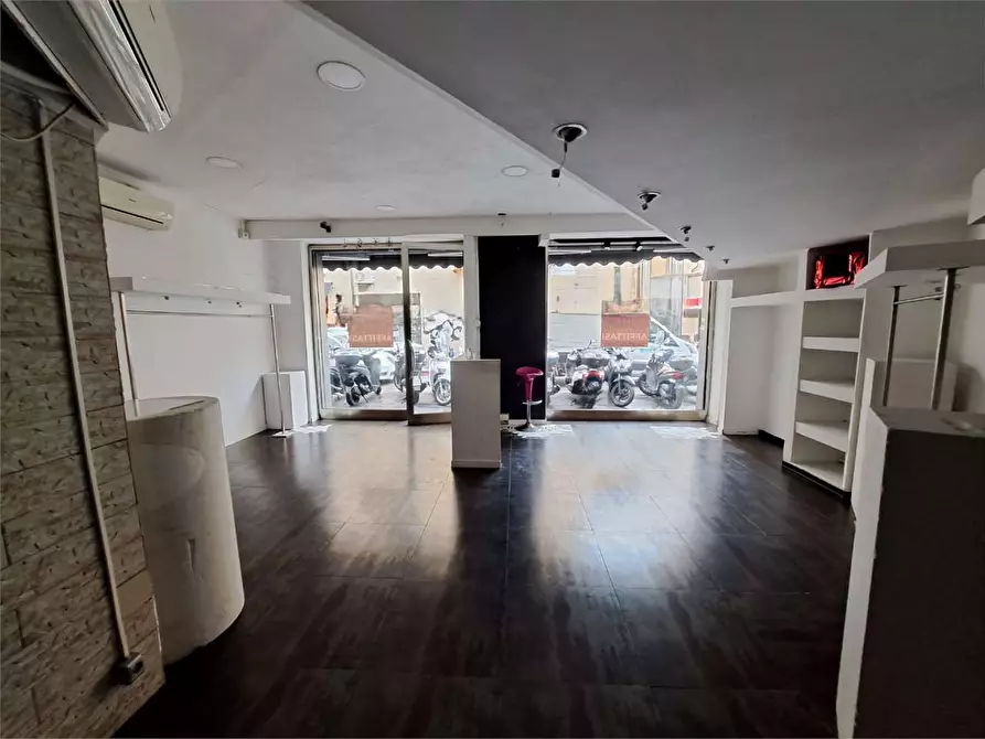 Immagine 2 di Negozio in affitto  in Via Cambini  15 a Livorno