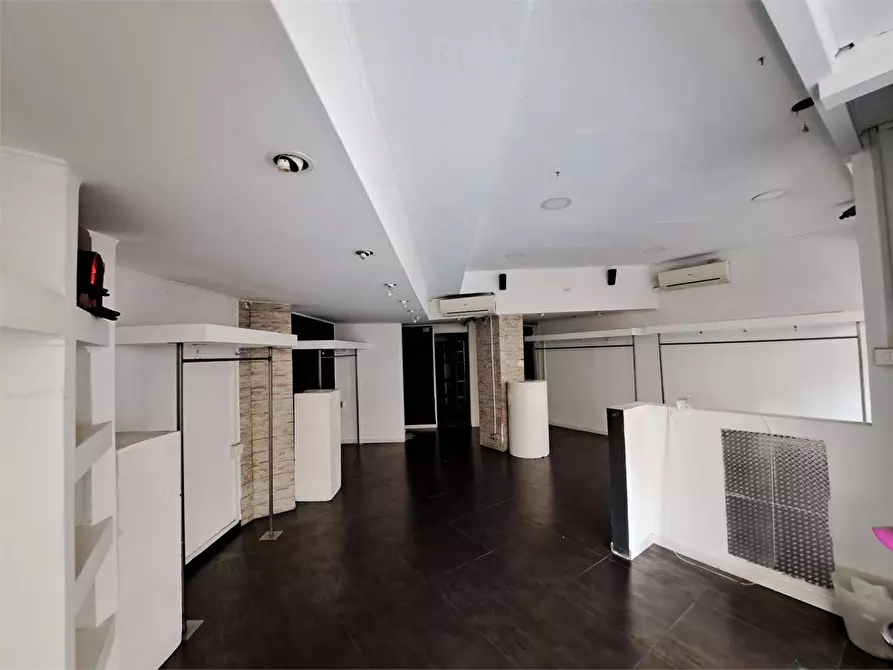 Immagine 3 di Negozio in affitto  in Via Cambini  15 a Livorno