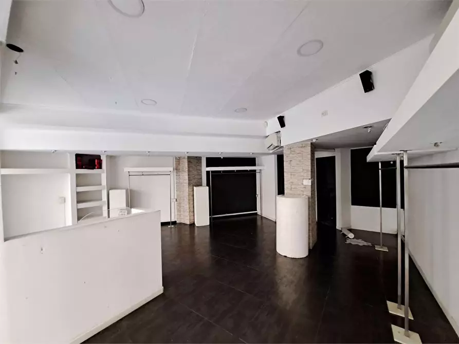 Immagine 5 di Negozio in affitto  in Via Cambini  15 a Livorno