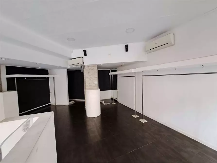 Immagine 6 di Negozio in affitto  in Via Cambini  15 a Livorno