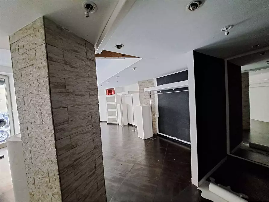 Immagine 7 di Negozio in affitto  in Via Cambini  15 a Livorno