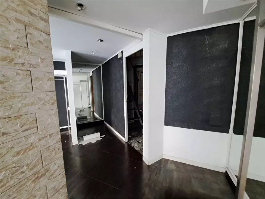 Immagine 8 di Negozio in affitto  in Via Cambini  15 a Livorno