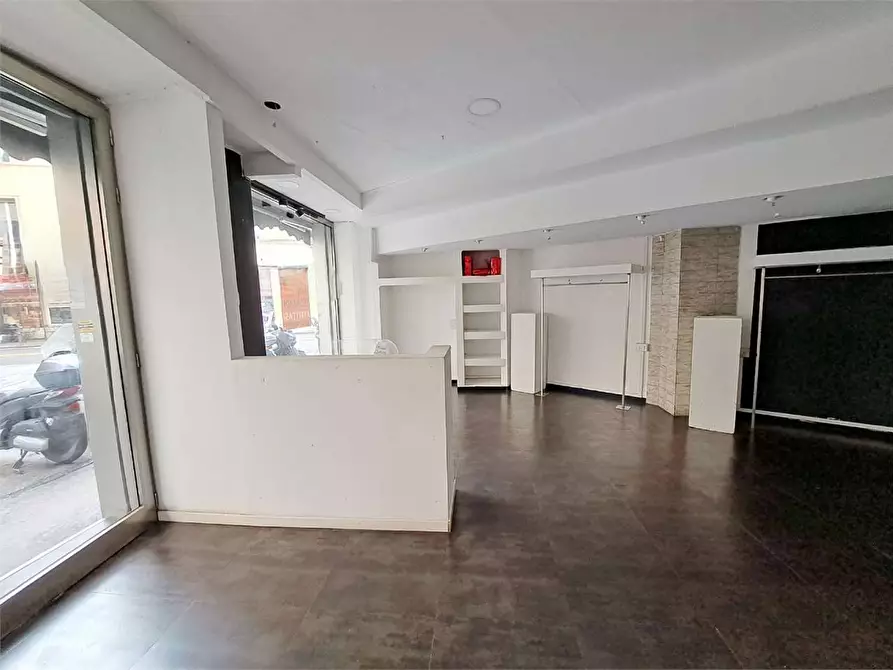 Immagine 9 di Negozio in affitto  in Via Cambini  15 a Livorno