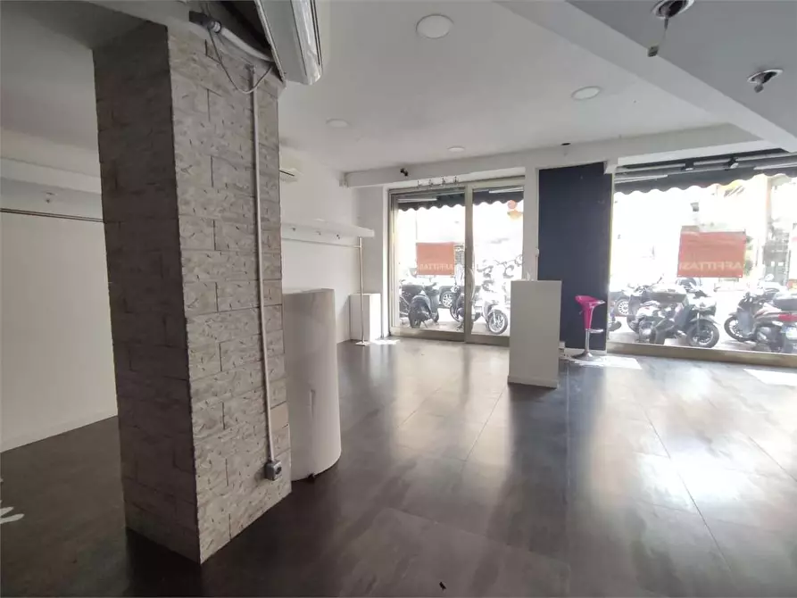 Immagine 10 di Negozio in affitto  in Via Cambini  15 a Livorno