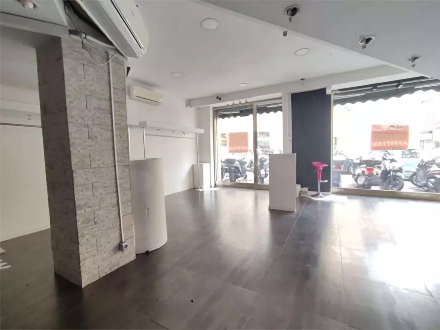 Immagine 11 di Negozio in affitto  in Via Cambini  15 a Livorno