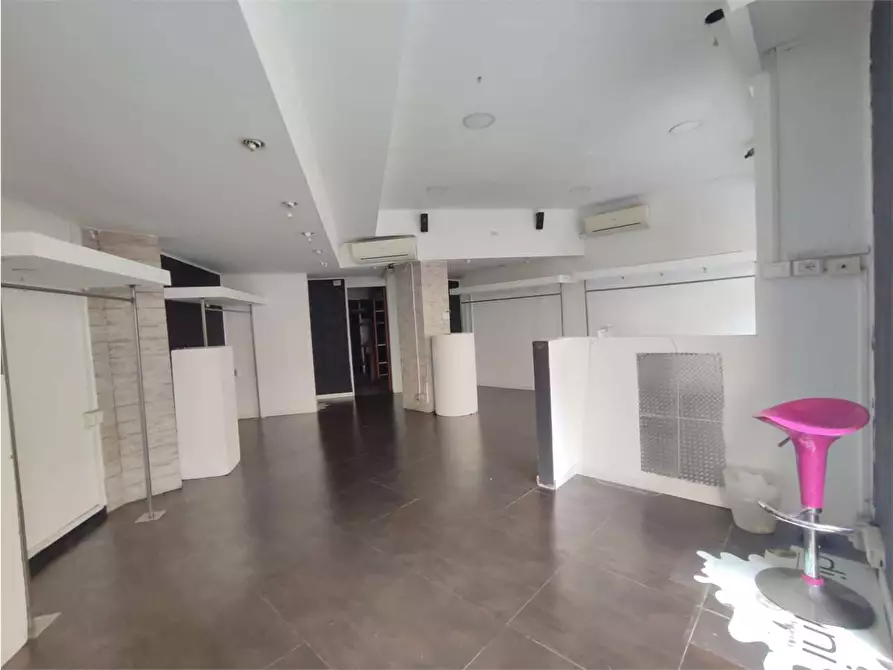 Immagine 12 di Negozio in affitto  in Via Cambini  15 a Livorno