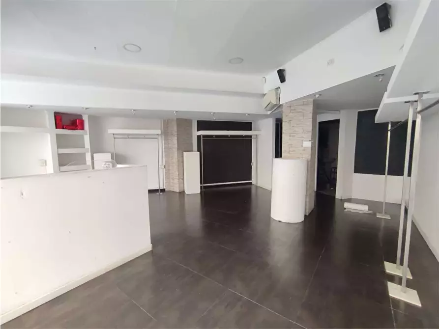 Immagine 13 di Negozio in affitto  in Via Cambini  15 a Livorno