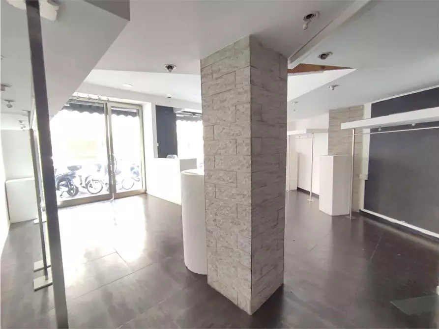 Immagine 14 di Negozio in affitto  in Via Cambini  15 a Livorno