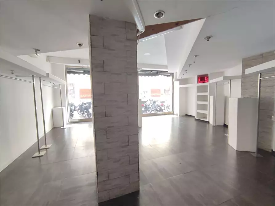 Immagine 15 di Negozio in affitto  in Via Cambini  15 a Livorno