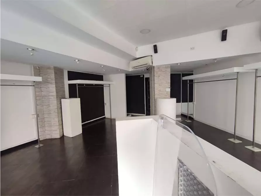 Immagine 16 di Negozio in affitto  in Via Cambini  15 a Livorno
