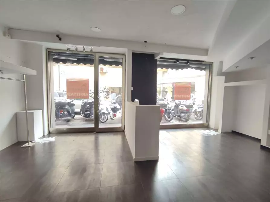Immagine 17 di Negozio in affitto  in Via Cambini  15 a Livorno