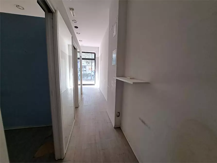Immagine 11 di Negozio in affitto  in Viale della libertà  51 a Livorno