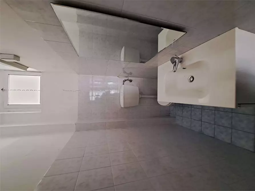 Immagine 14 di Negozio in affitto  in Viale della libertà  51 a Livorno