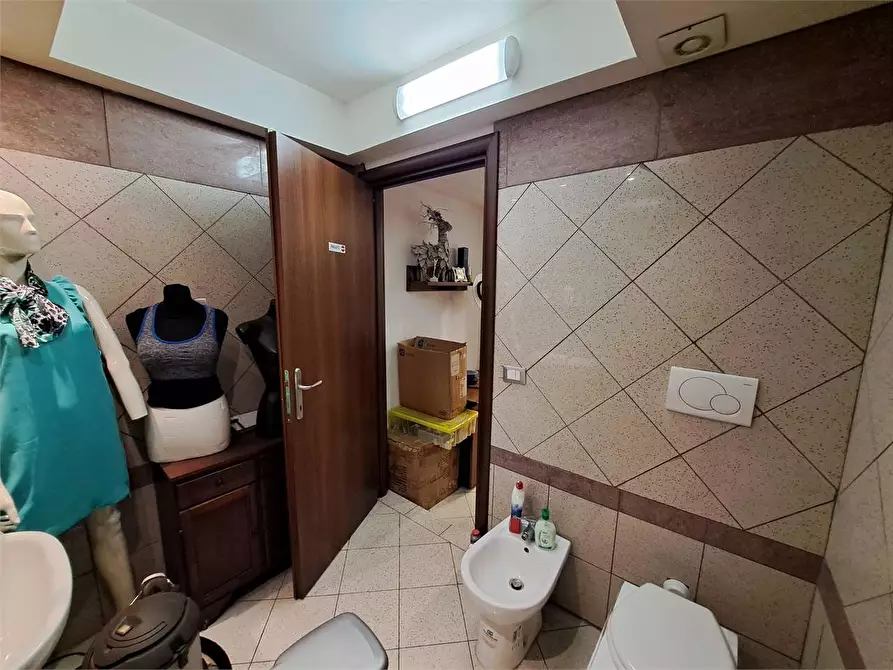 Immagine 9 di Negozio in vendita  in Scali Aurelio saffi a Livorno