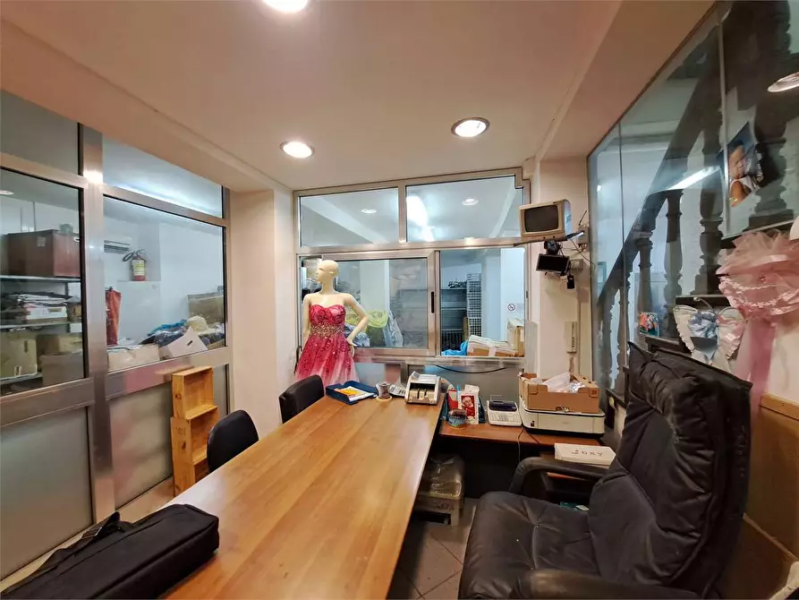 Immagine 10 di Negozio in vendita  in Scali Aurelio saffi a Livorno