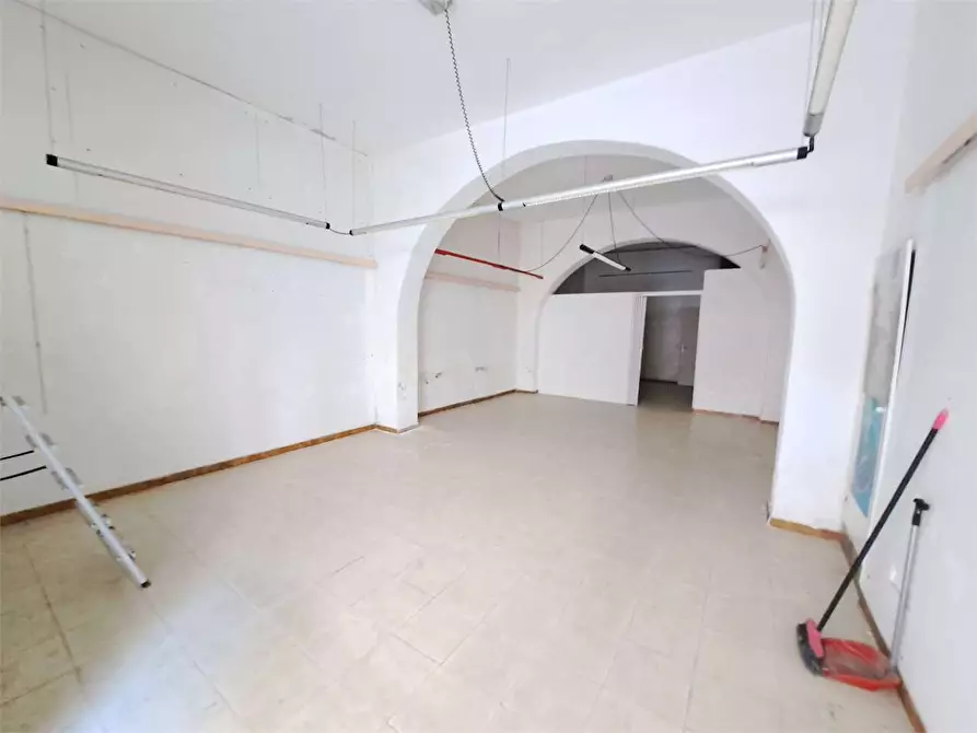 Immagine 1 di Negozio in affitto  a Livorno