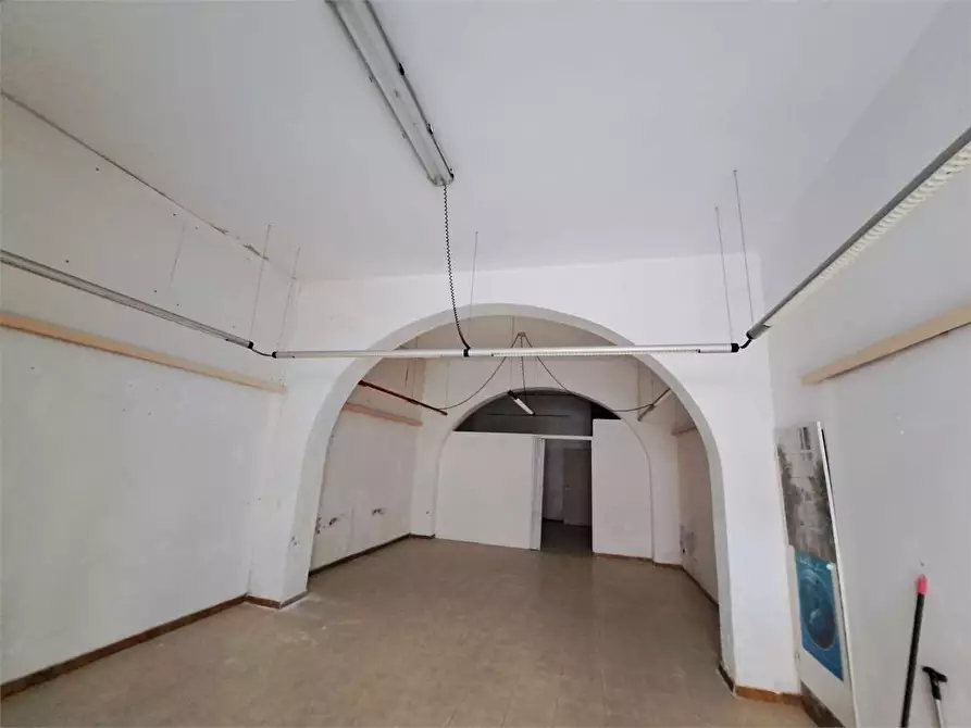 Immagine 6 di Negozio in affitto  a Livorno