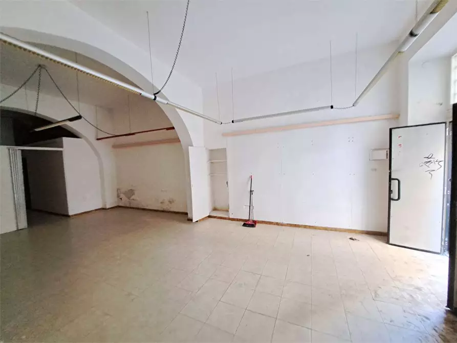 Immagine 7 di Negozio in affitto  a Livorno