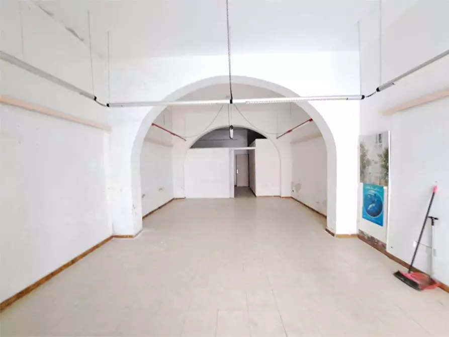 Immagine 8 di Negozio in affitto  a Livorno