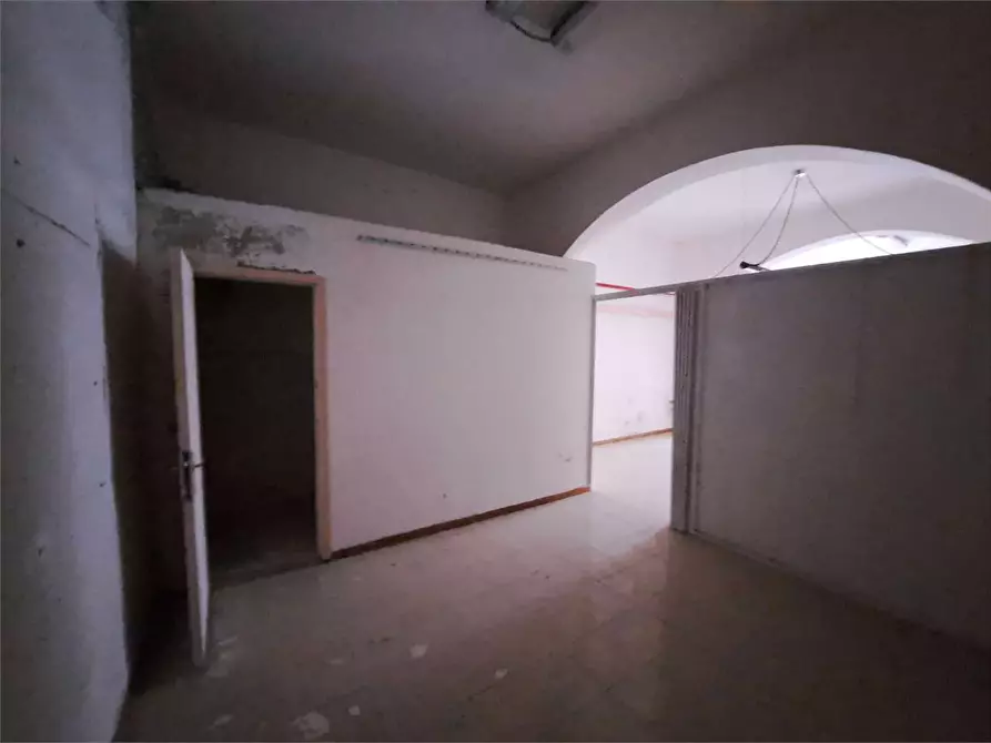 Immagine 11 di Negozio in affitto  a Livorno