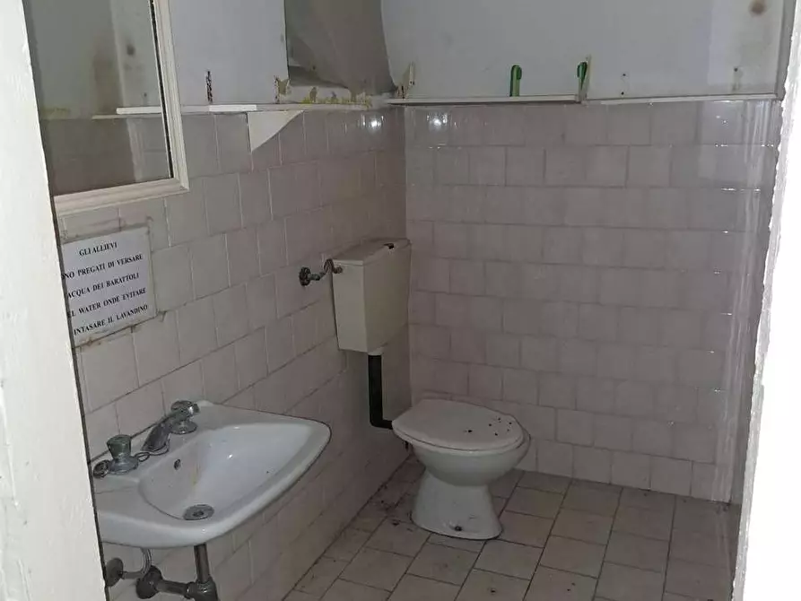 Immagine 13 di Negozio in affitto  a Livorno