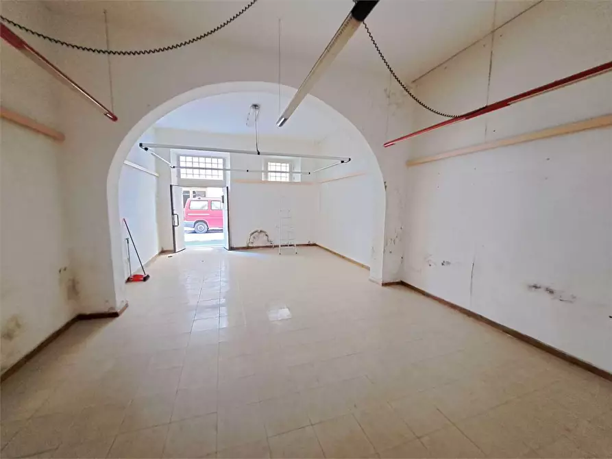 Immagine 17 di Negozio in affitto  a Livorno