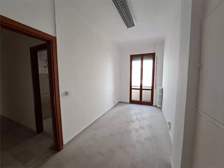 Immagine 10 di Ufficio in affitto  in Via monte grappa  5 a Livorno