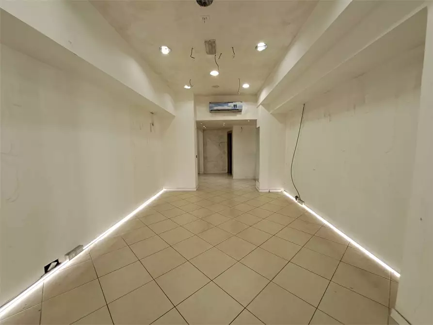 Immagine 1 di Negozio in affitto  in via grande 160 a Livorno