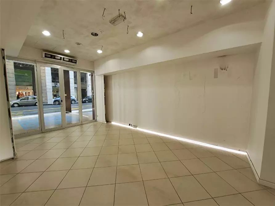 Immagine 3 di Negozio in affitto  in via grande 160 a Livorno