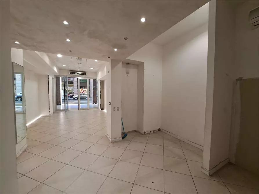 Immagine 4 di Negozio in affitto  in via grande 160 a Livorno