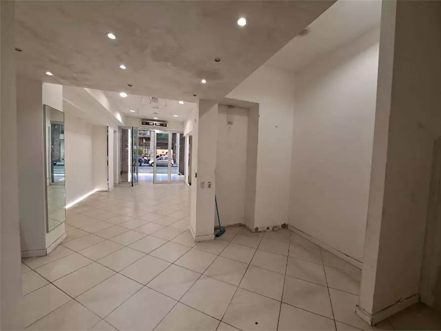 Immagine 5 di Negozio in affitto  in via grande 160 a Livorno