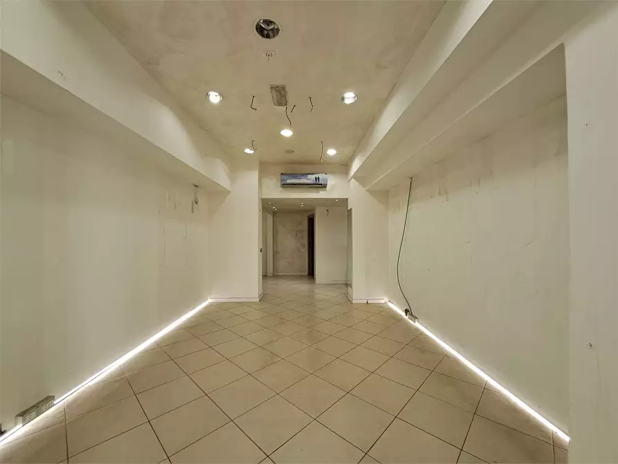 Immagine 6 di Negozio in affitto  in via grande 160 a Livorno